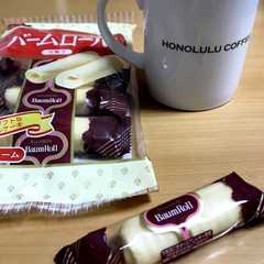 รูปของ バームロールをストローにしてコーヒーを…