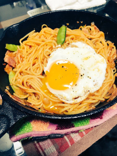 スキレットで目玉焼きのせナポリタン-レシピのメイン写真