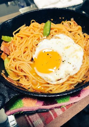 スキレットで目玉焼きのせナポリタン-レシピのメイン写真