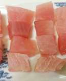 ビンチョウマグロのブロックをお刺し身に。