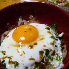 A picture of バターじょうゆのハムバタ丼.