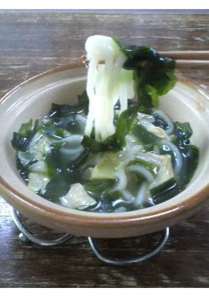ミニうどんでも満足!ワカメと湯葉の中華風-レシピのメイン写真