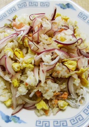 鮭と赤玉ねぎのチャーハン-レシピのメイン写真