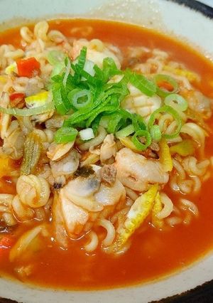 辛ラーメンアレンジ辛うまトマトラーメン-レシピのメイン写真