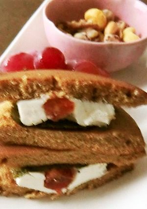 どら焼きの皮に、紅茶乗せチーズと塩トマト-レシピのメイン写真