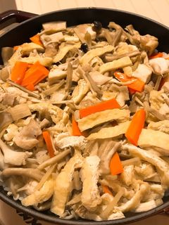 ストウブ鍋で、きのこの炊き込みご飯^_^-レシピのメイン写真