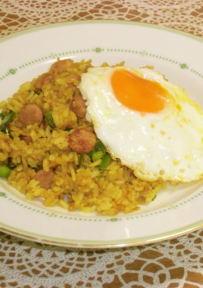 炒めて作るカレーピラフ(目玉焼き添え)-レシピのメイン写真