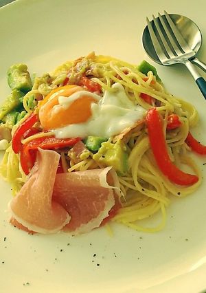 美肌レシピ♪アボカドの温玉クリームパスタ-レシピのメイン写真