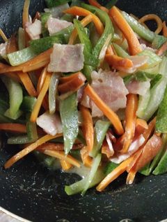 昆布茶で☆ベーコンと冬瓜の皮で野菜炒め-レシピのメイン写真