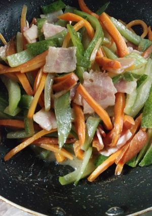 昆布茶で☆ベーコンと冬瓜の皮で野菜炒め-レシピのメイン写真