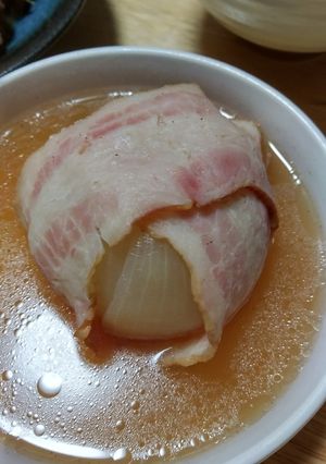 まるごと玉ねぎをベーコンで包んだスープ-レシピのメイン写真