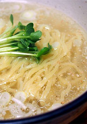 鶏ガラスープの素を使った超簡単塩ラーメン-レシピのメイン写真