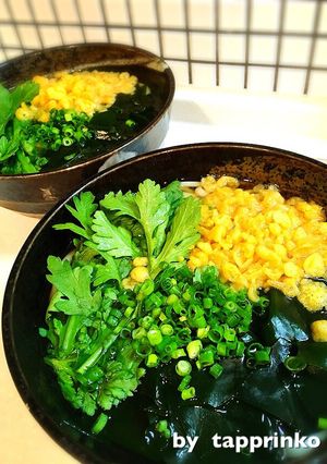 簡単ランチ☆春菊とわかめのたぬきうどん-レシピのメイン写真