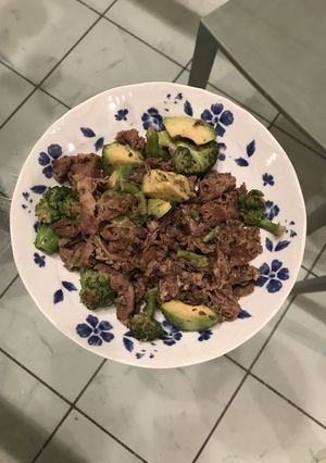 牛肉とアボカドとブロッコリーの炒め物-レシピのメイン写真