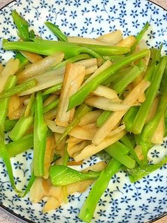 ブロッコリーの茎の皮と蓮根の塩炒め-レシピのメイン写真