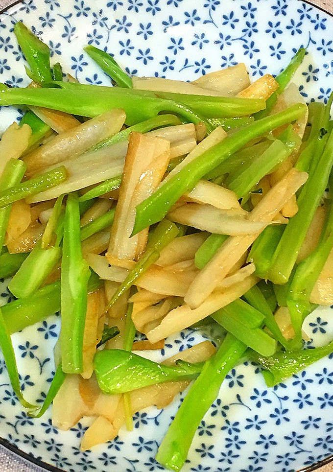 ブロッコリーの茎の皮と蓮根の塩炒め-レシピのメイン写真