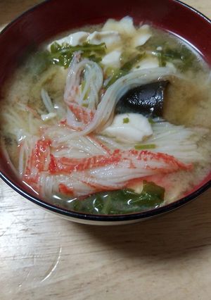 簡単で旨味あり豆腐とカニカマ入りの味噌汁-レシピのメイン写真