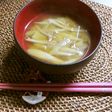 ごぼうだけのお味噌汁に柚子皮とひねりごま