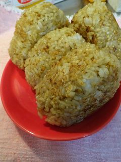 鰹節とごまが香ばしい!簡単焼きおにぎり-レシピのメイン写真