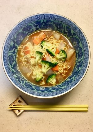 サッポロ一番で、彩り綺麗なカレーラーメン-レシピのメイン写真