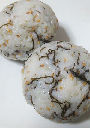 ゴマ油香る ちりめんと昆布のおにぎり*゚-レシピのメイン写真