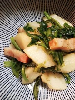 春菊とベーコン炒め、梨和え-レシピのメイン写真