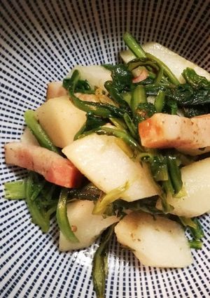 春菊とベーコン炒め、梨和え-レシピのメイン写真