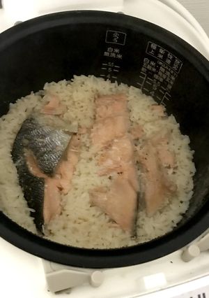 楽チン、簡単、鮭丸ごと炊き込みご飯-レシピのメイン写真