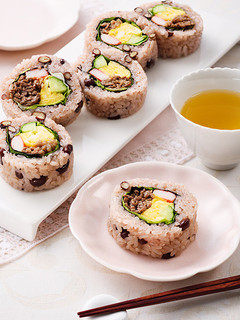 華やかアレンジ♪お赤飯ロール寿司-レシピのメイン写真
