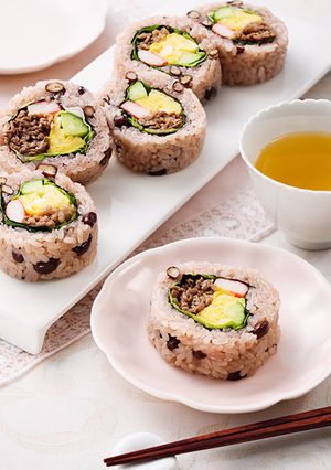 華やかアレンジ♪お赤飯ロール寿司-レシピのメイン写真