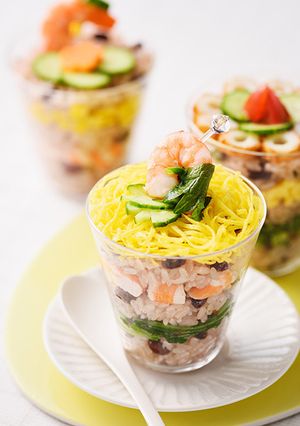 華やかアレンジ♪お赤飯カップ寿司-レシピのメイン写真