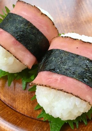 塩おにぎりにパストラミビーフ巻いて-レシピのメイン写真