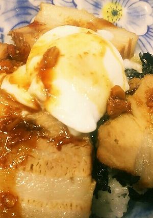 豚バラの角煮丼に玉子を載せて。-レシピのメイン写真