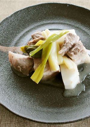 簡単旨い!骨付き豚バラ肉と里芋のネギ蒸し-レシピのメイン写真