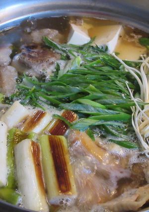 鶏もも肉と焼きねぎと蓮根餅のねぎま鍋-レシピのメイン写真