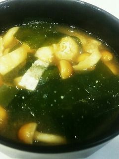 ナメコ、ワカメ、油揚げの味噌汁(合わせ)-レシピのメイン写真
