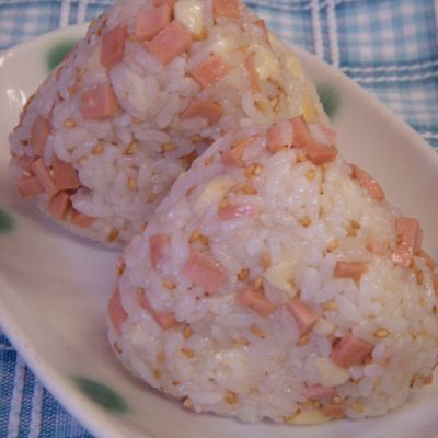 the monsters ぷにぷにチャーム　ソーセージ　おにぎり ソーセージおにぎりのお弁当。 久しぶりにトトロにしたよ