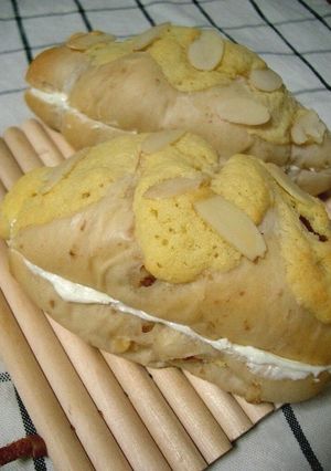ふんわり胡桃パンのミルククリームサンドღ-レシピのメイン写真