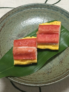 お弁当に♡カニカマ上のせ♡鮮か赤い卵焼き-レシピのメイン写真