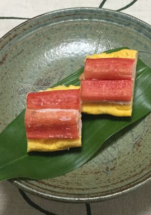 お弁当に♡カニカマ上のせ♡鮮か赤い卵焼き-レシピのメイン写真