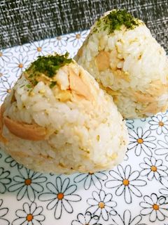 塩鮭と白いりごまのお結び-レシピのメイン写真