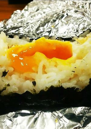 おにぎりに三角目玉焼きをトッピング！-レシピのメイン写真