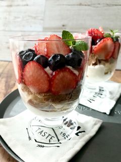 砂糖不使用!あま酒で作るいちごパフェ-レシピのメイン写真