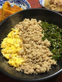 お鍋で簡単パラパラ✴︎鶏そぼろで三色丼-レシピのメイン写真