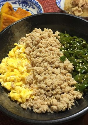 お鍋で簡単パラパラ✴︎鶏そぼろで三色丼-レシピのメイン写真