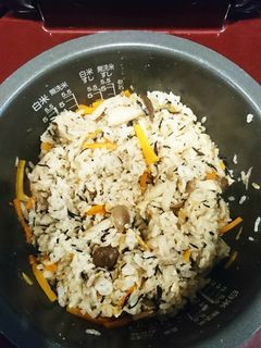 ☆簡単☆しめじとひじきの炊き込みご飯-レシピのメイン写真