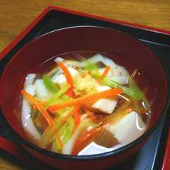 A picture of ちくわ 人参 ねぎのお吸い物.