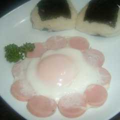 รูปของ おさかななのに!?ひまわり目玉焼き