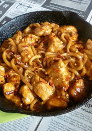 チキンたっぷり焼きうどん・トマトソース味-レシピのメイン写真