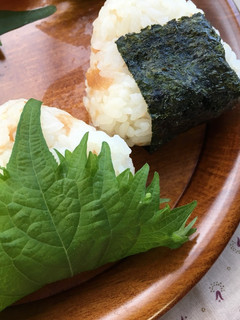 梅肉ごはんの大葉包みこにぎり&-レシピのメイン写真